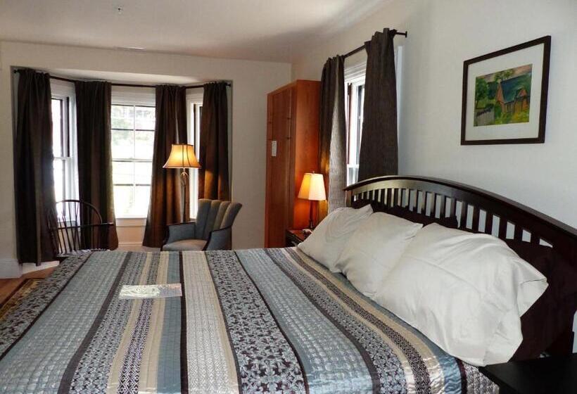 اتاق لوکس سه تخته, Davis Square Inn
