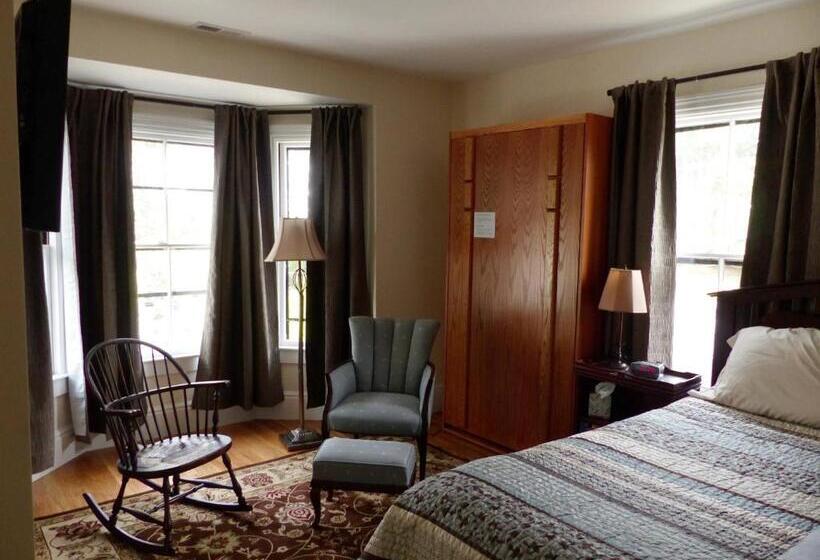 اتاق لوکس سه تخته, Davis Square Inn