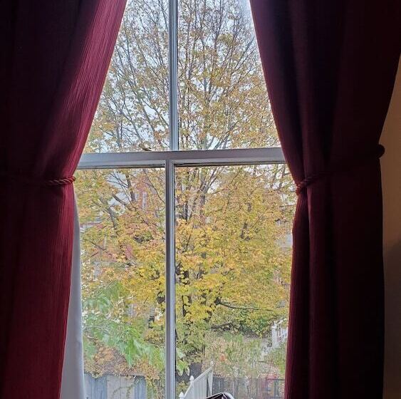 اتاق لوکس سه تخته, Davis Square Inn