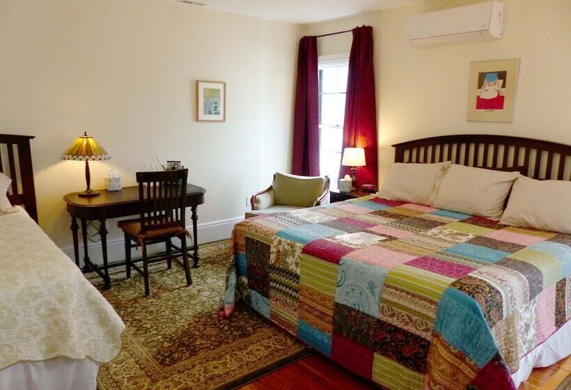 اتاق لوکس سه تخته, Davis Square Inn