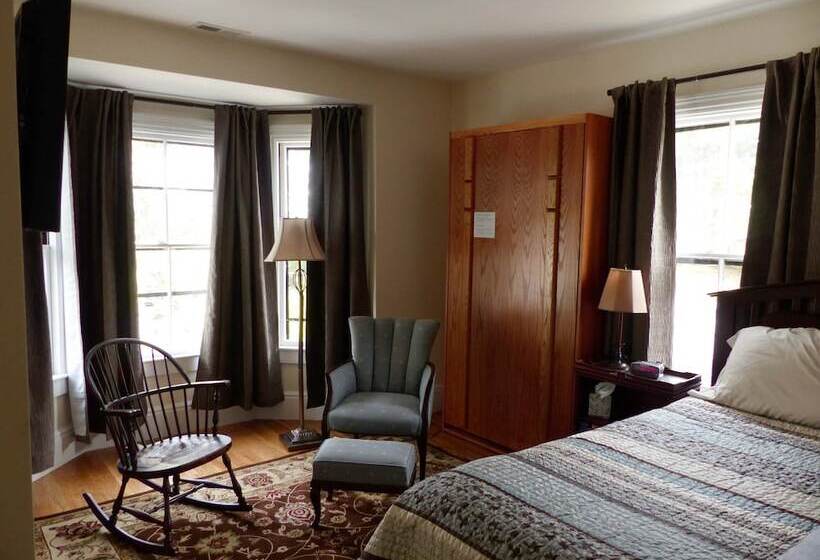اتاق لوکس سه تخته, Davis Square Inn