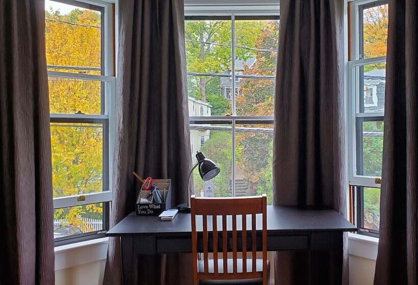 اتاق لوکس سه تخته, Davis Square Inn
