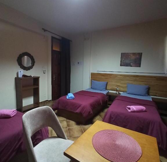 اتاق استاندارد سه نفره, Kurtabeg