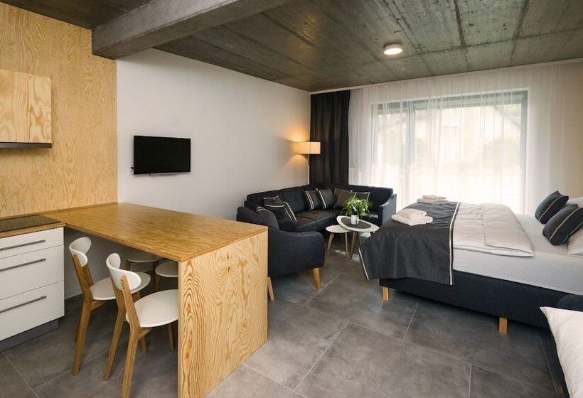 استودیوی لوکس, Residence Trafick