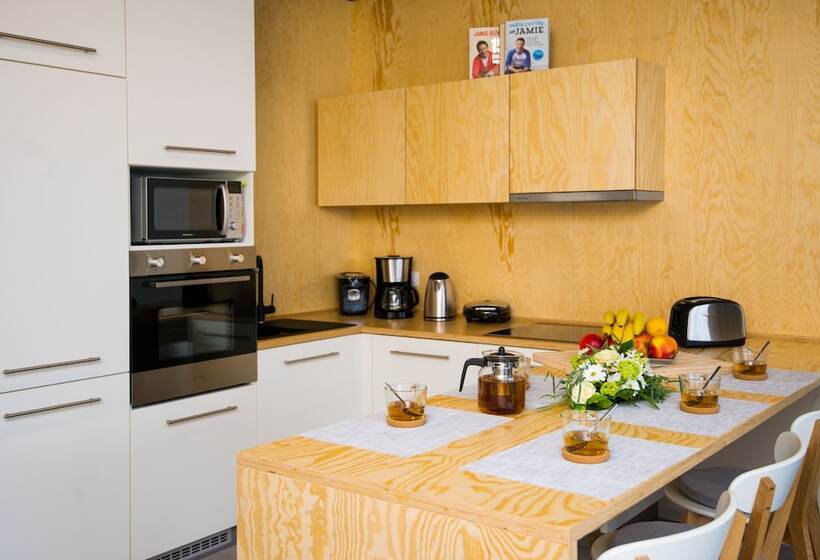 استودیوی سوپریور, Residence Trafick
