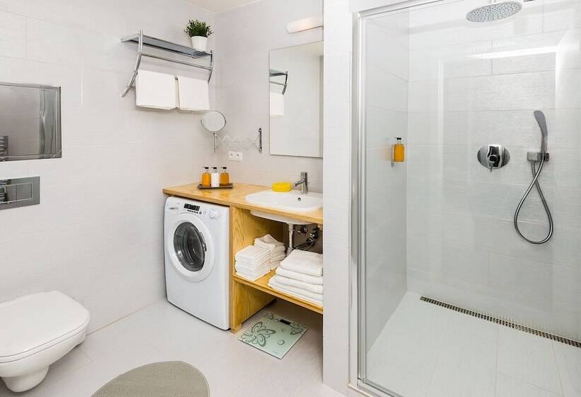 استودیوی استاندارد, Residence Trafick