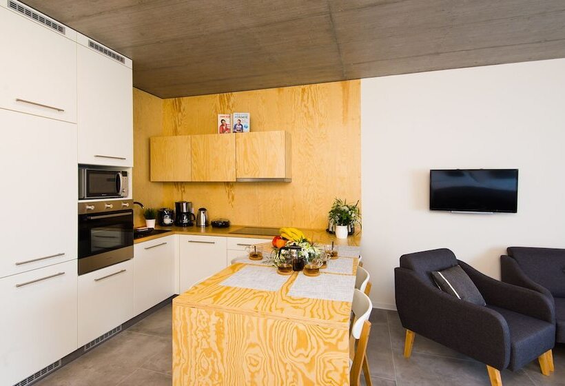 استودیوی استاندارد, Residence Trafick