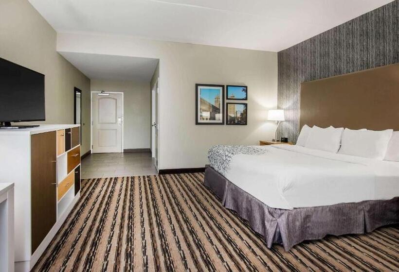 اتاق استاندارد با تخت بزرگ برای معلولان, La Quinta By Wyndham Buffalo Amherst
