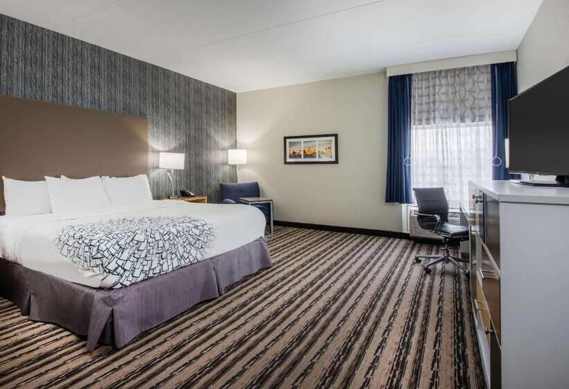 اتاق استاندارد با تخت بزرگ برای معلولان, La Quinta By Wyndham Buffalo Amherst