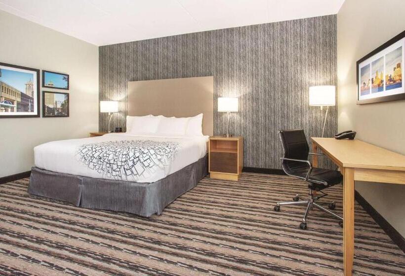 اتاق استاندارد با تخت بزرگ برای معلولان, La Quinta By Wyndham Buffalo Amherst