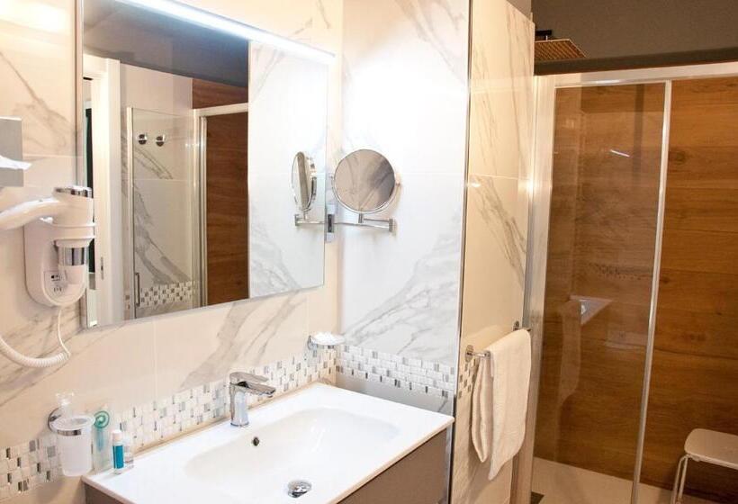 اتاق استاندارد چهارنفره با بالکن, Ambruosi Village Resort & Spa
