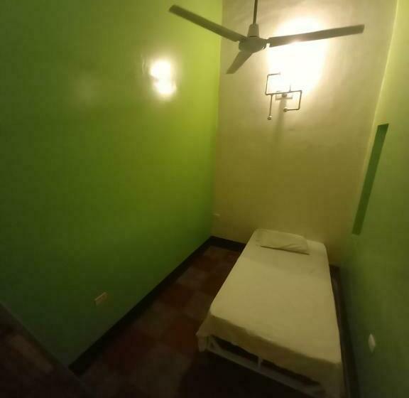 اتاق استاندارد یک نفره, Oasis Hostel