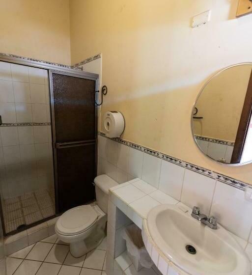 اتاق استاندارد سه نفره, Oasis Hostel