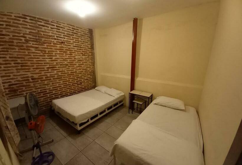 اتاق استاندارد سه تخته با سرویس بهداشتی مشترک, Oasis Hostel