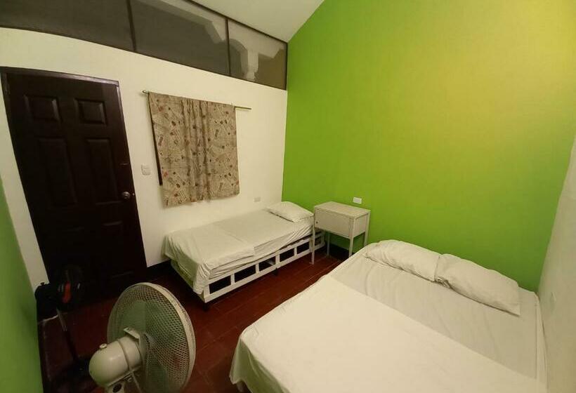 اتاق استاندارد سه تخته با سرویس بهداشتی مشترک, Oasis Hostel