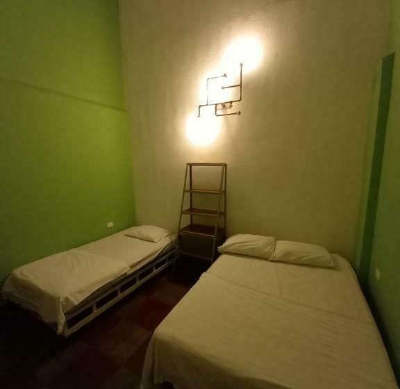 اتاق استاندارد سه تخته با سرویس بهداشتی مشترک, Oasis Hostel