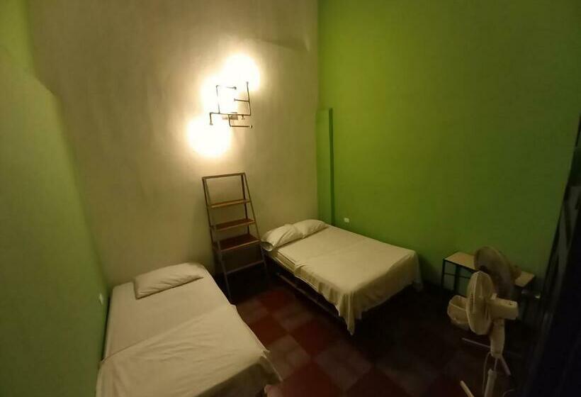 اتاق استاندارد سه تخته با سرویس بهداشتی مشترک, Oasis Hostel