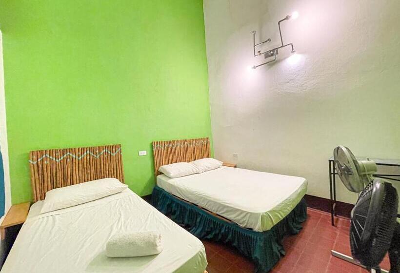 اتاق استاندارد سه تخته با سرویس بهداشتی مشترک, Oasis Hostel