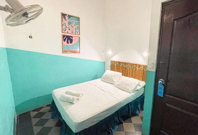 اتاق استاندارد با سرویس بهداشتی مشترک, Oasis Hostel