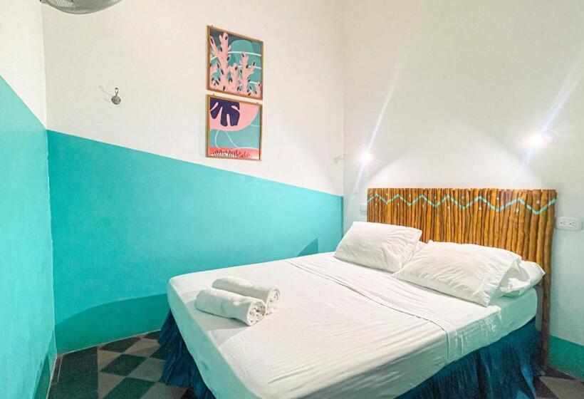 اتاق استاندارد با سرویس بهداشتی مشترک, Oasis Hostel