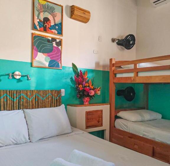 اتاق استاندارد چهار تخته, Oasis Hostel