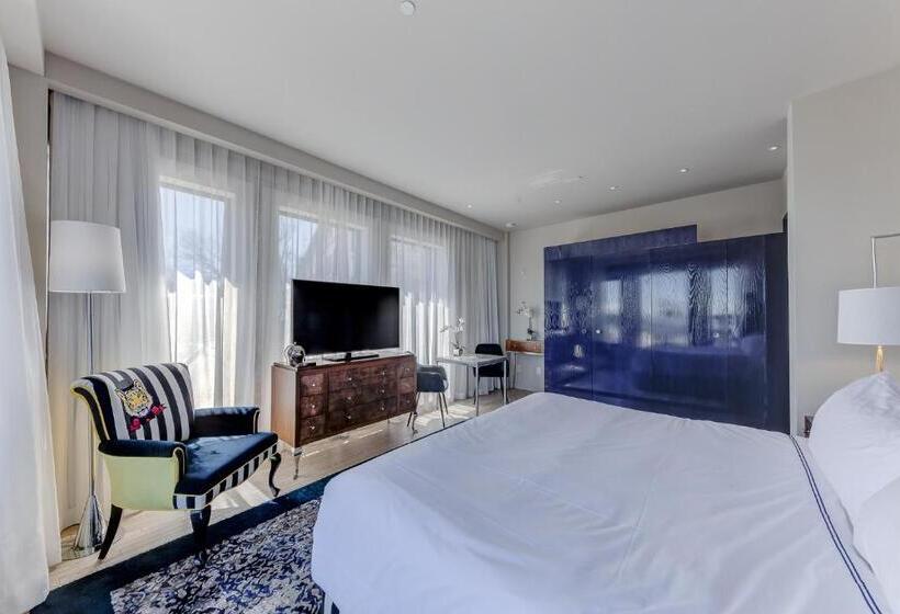 سوئیت کلاسیک, Monsieur Jean   Hôtel Particulier