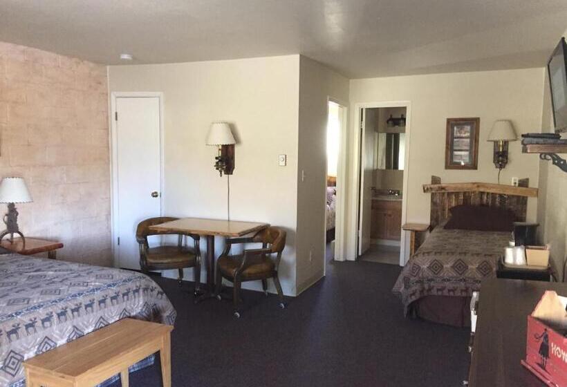 اتاق استاندارد سه نفره, Rocky Mountain Lodge