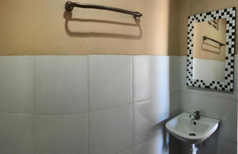 اتاق استاندارد با چشم‌انداز استخر, Jordan Guest House