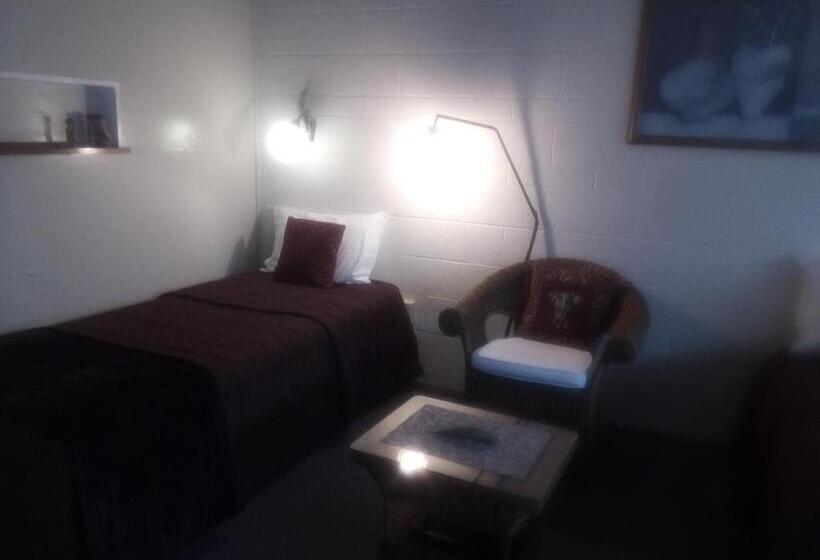 اتاق لوکس سه تخته, Redwood Lodge Motel