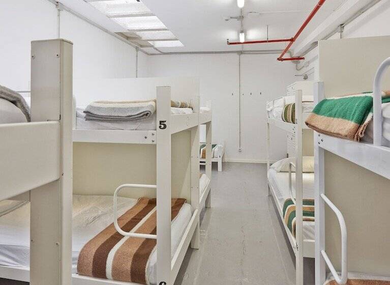 تختخواب در اتاق مشترک, Hola Hostal Collblanc