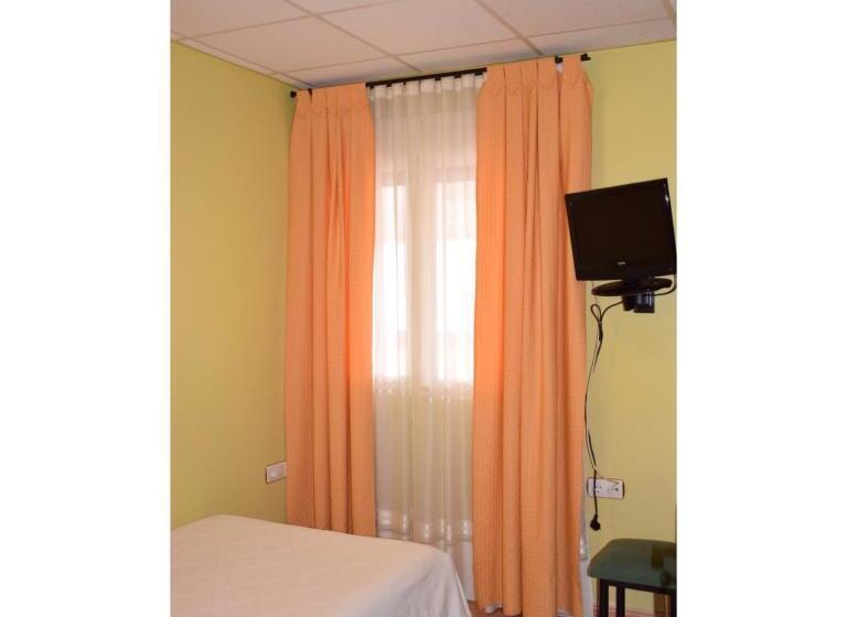 اتاق استاندارد یک نفره, Hostal Infante Peñafiel