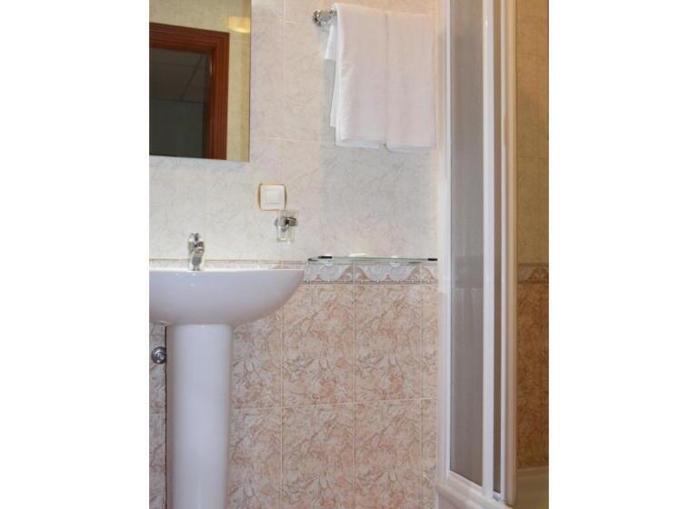 اتاق استاندارد یک نفره, Hostal Infante Peñafiel