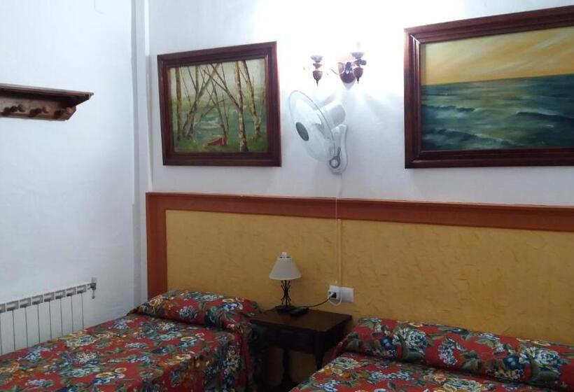 اتاق سوپریور با چشم‌انداز شهر, Hostal Manolo