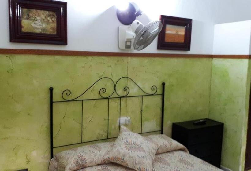 اتاق اقتصادی داخلی, Hostal Manolo