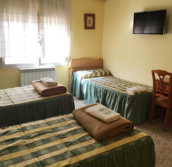 اتاق استاندارد سه نفره, Hostal Seseña