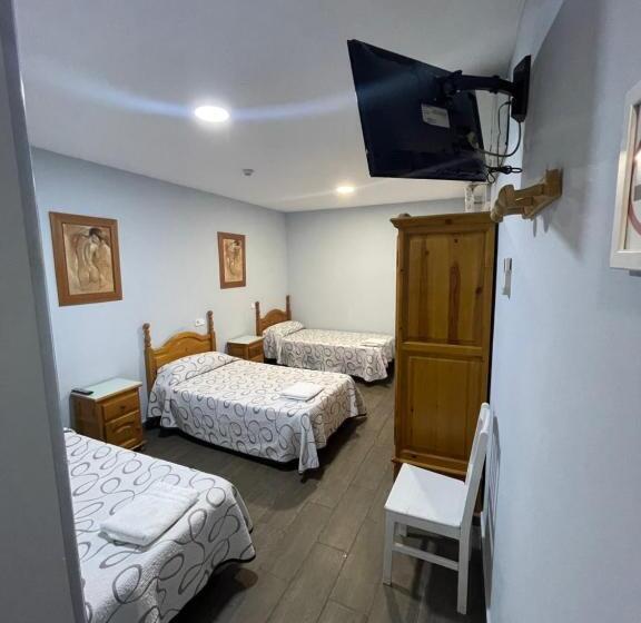 اتاق استاندارد سه نفره, Hostal Tres Hermanos