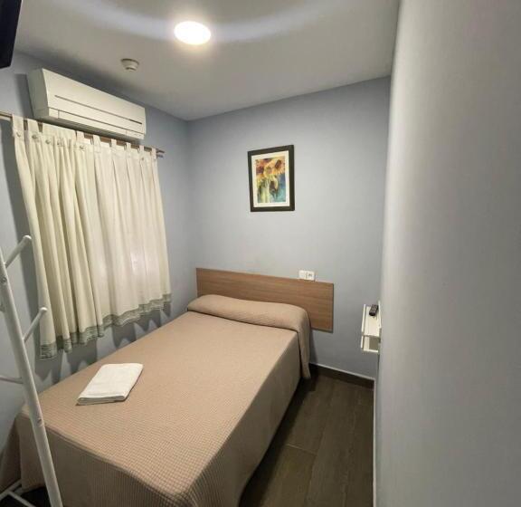 اتاق استاندارد یک نفره, Hostal Tres Hermanos