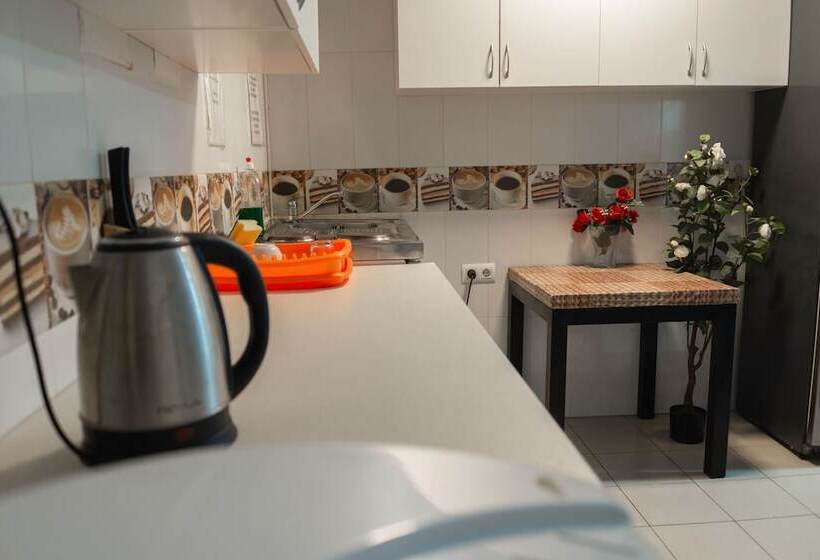 اتاق استاندارد سه تخته با سرویس بهداشتی مشترک, Go Bcn Hostal Ideal Badal   Hostel