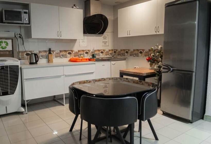 اتاق استاندارد سه تخته با سرویس بهداشتی مشترک, Go Bcn Hostal Ideal Badal   Hostel