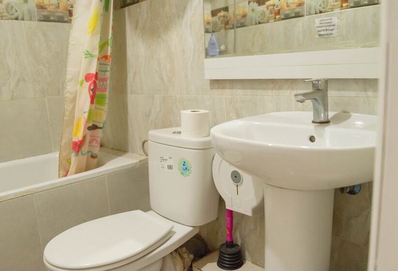 اتاق استاندارد سه تخته با سرویس بهداشتی مشترک, Go Bcn Hostal Ideal Badal   Hostel