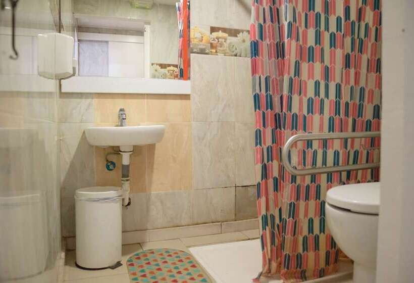 اتاق استاندارد سه تخته با سرویس بهداشتی مشترک, Go Bcn Hostal Ideal Badal   Hostel