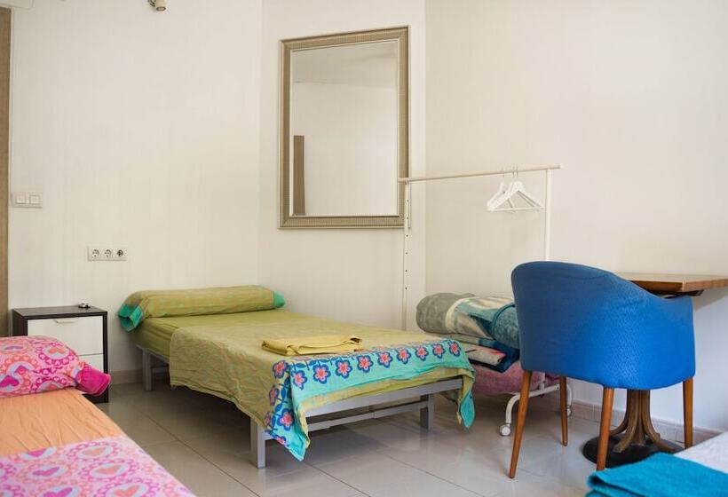 اتاق استاندارد سه تخته با سرویس بهداشتی مشترک, Go Bcn Hostal Ideal Badal   Hostel