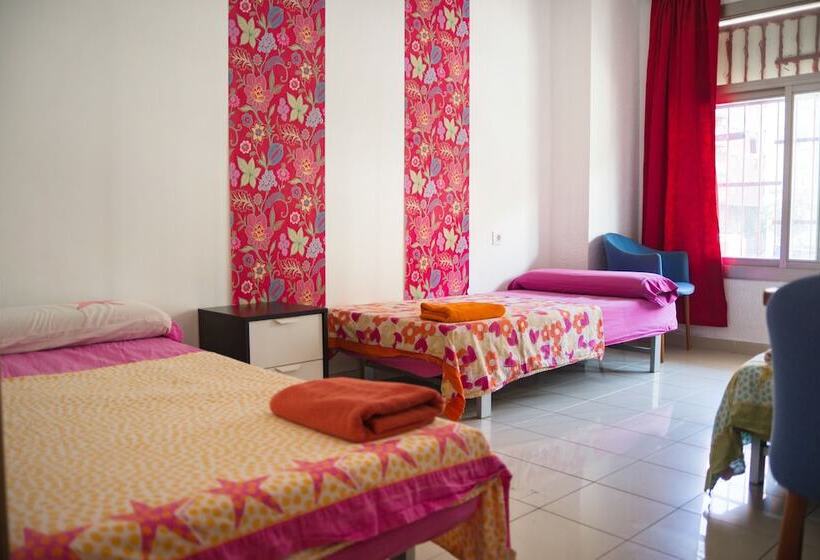 اتاق استاندارد سه تخته با سرویس بهداشتی مشترک, Go Bcn Hostal Ideal Badal   Hostel
