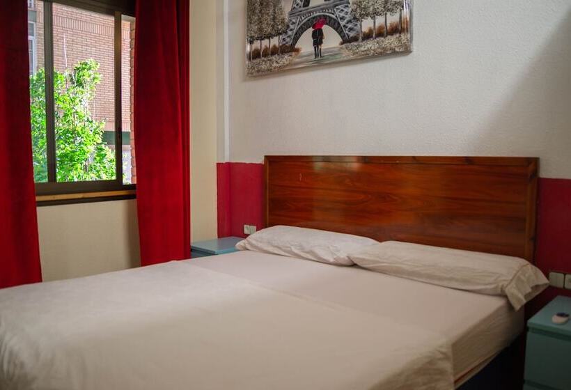 اتاق استاندارد با سرویس بهداشتی مشترک, Go Bcn Hostal Ideal Badal   Hostel