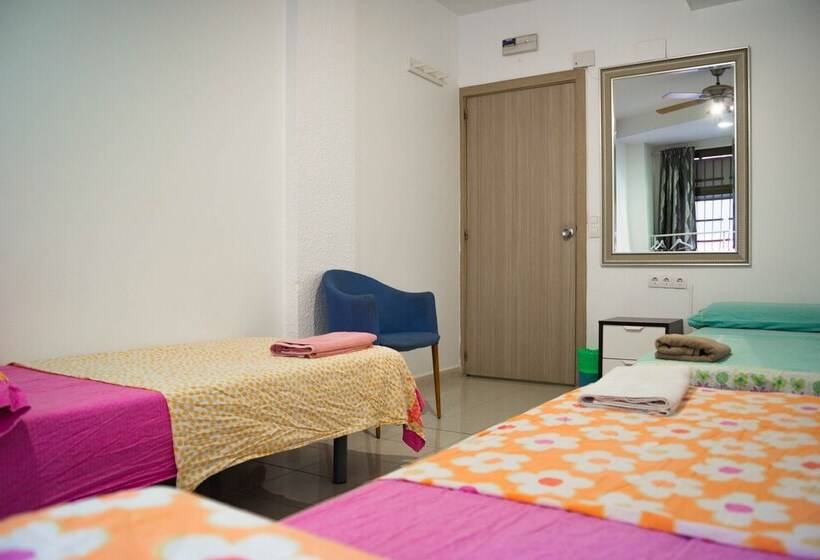 اتاق استاندارد سه تخته با سرویس بهداشتی مشترک, Go Bcn Hostal Ideal Badal   Hostel