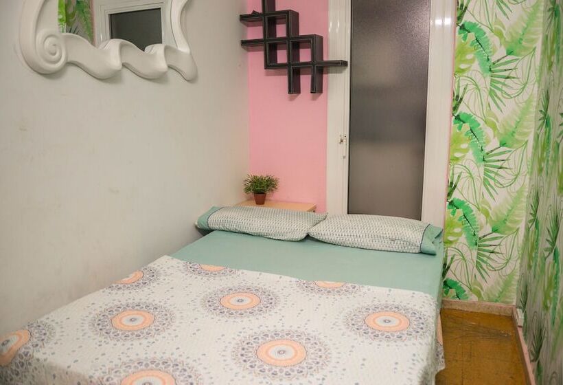 اتاق استاندارد با سرویس بهداشتی مشترک, Go Bcn Hostal Ideal Badal   Hostel