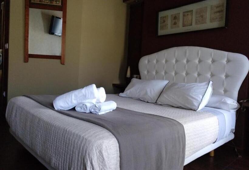 اتاق لوکس با بالکن, Hostal Medievo