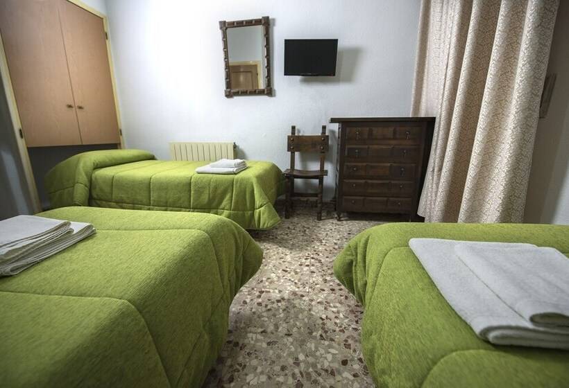 اتاق استاندارد سه نفره, Hostal Santa Barbara