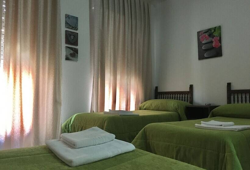 اتاق استاندارد سه نفره, Hostal Santa Barbara