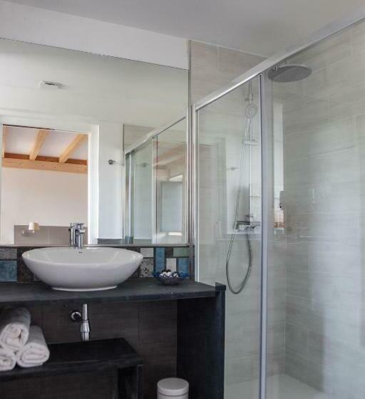 سوییت خانوادگی, The Rock Suites & Spa